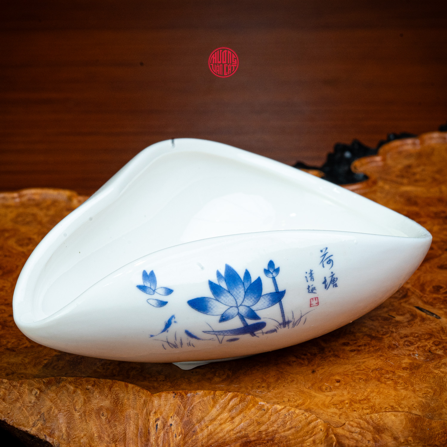 CUNG NHÃN TRÀ SỨ VẼ SEN XANH