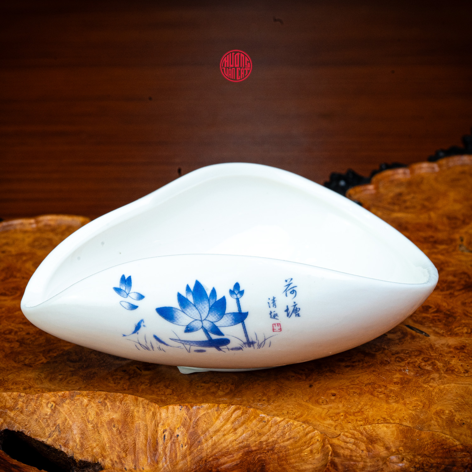 CUNG NHÃN TRÀ SỨ VẼ SEN XANH