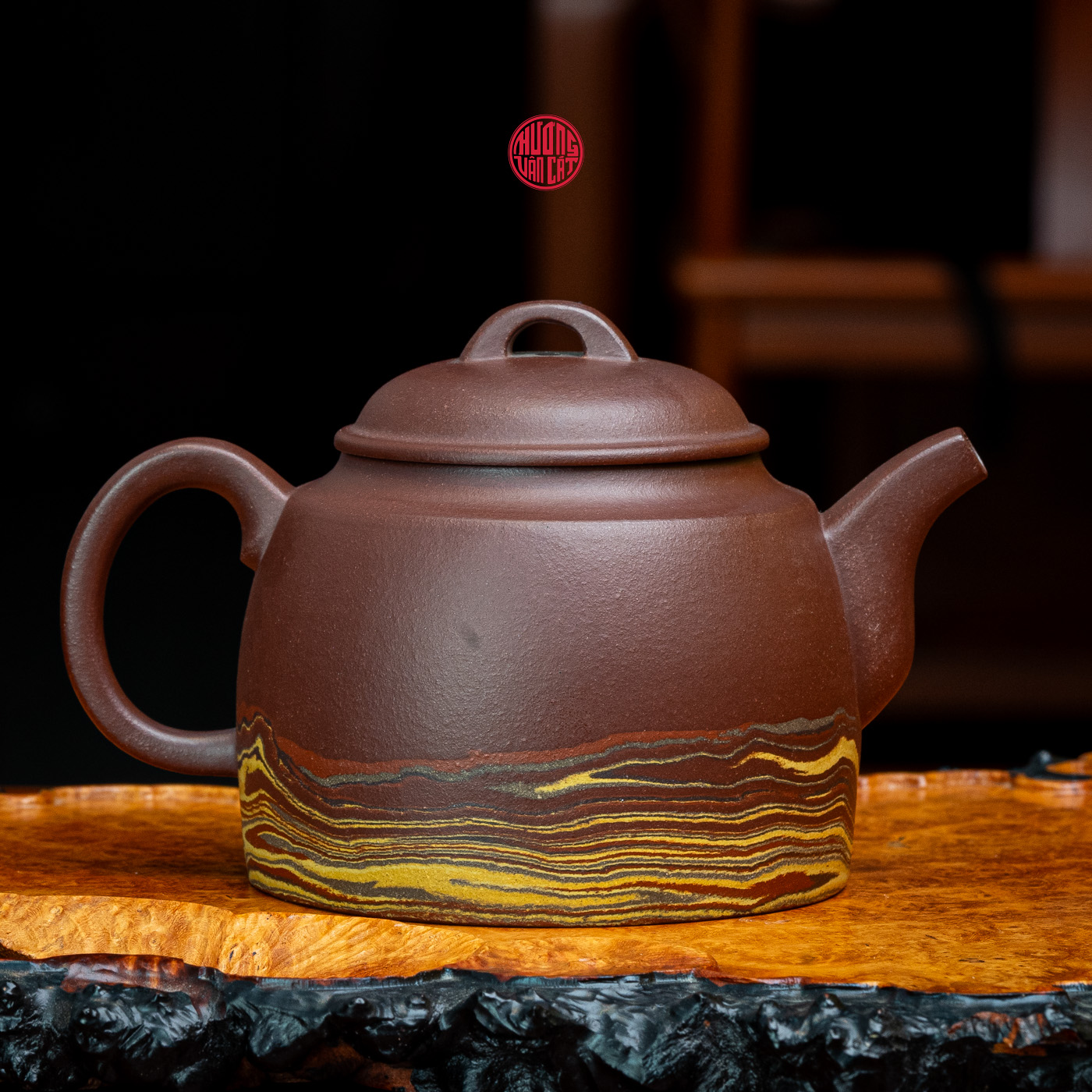 ẤM TRÀ TỬ SA ĐÁY TÀO THANH DÁNG TẦN QUYỀN VẼ HỪNG ĐÔNG ( 270ml )