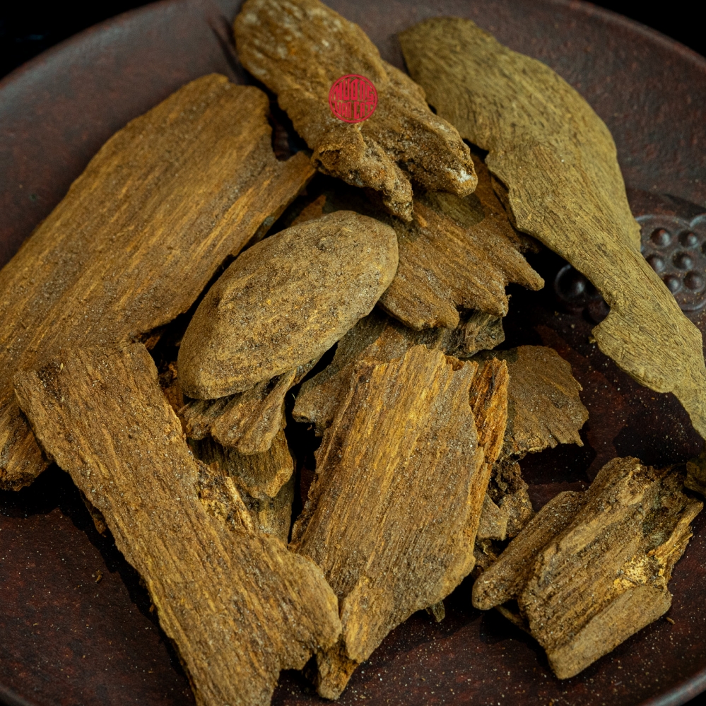 Vụn trầm rục vàng cao cấp hiếm có ( giá 10 gram )