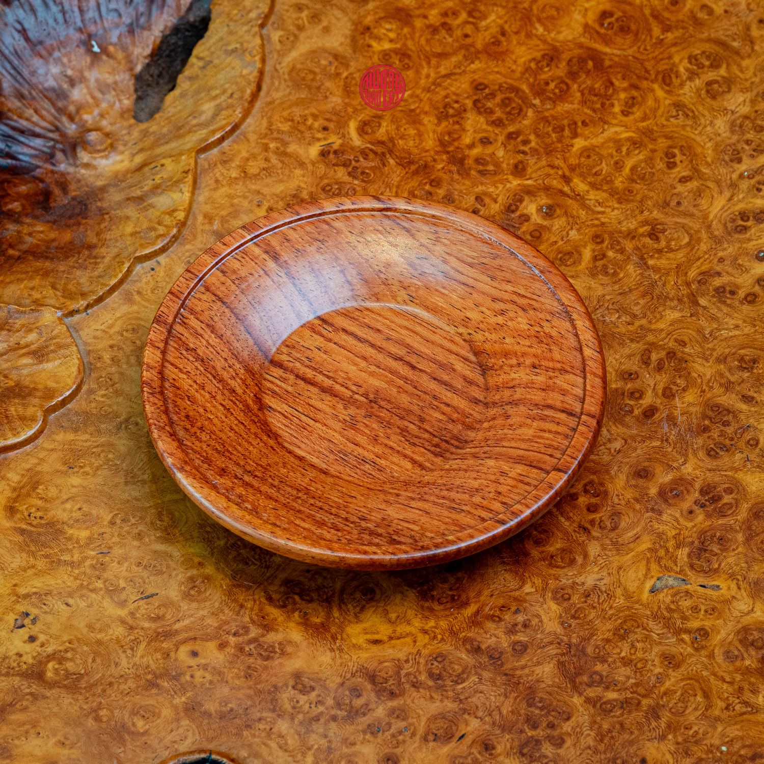 LÓT CHÉN TRÀ CHỦ TRÒN GỖ HƯƠNG (8x1,5 cm)