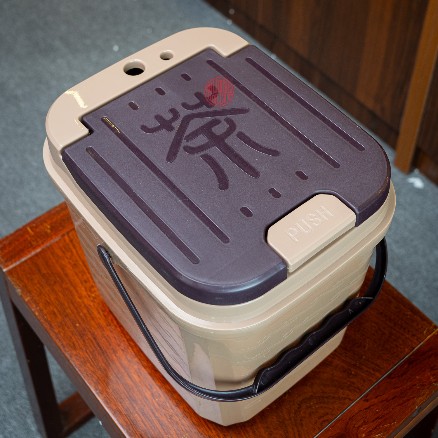 THÙNG CHỨA BÃ VÀ NƯỚC TRÀ