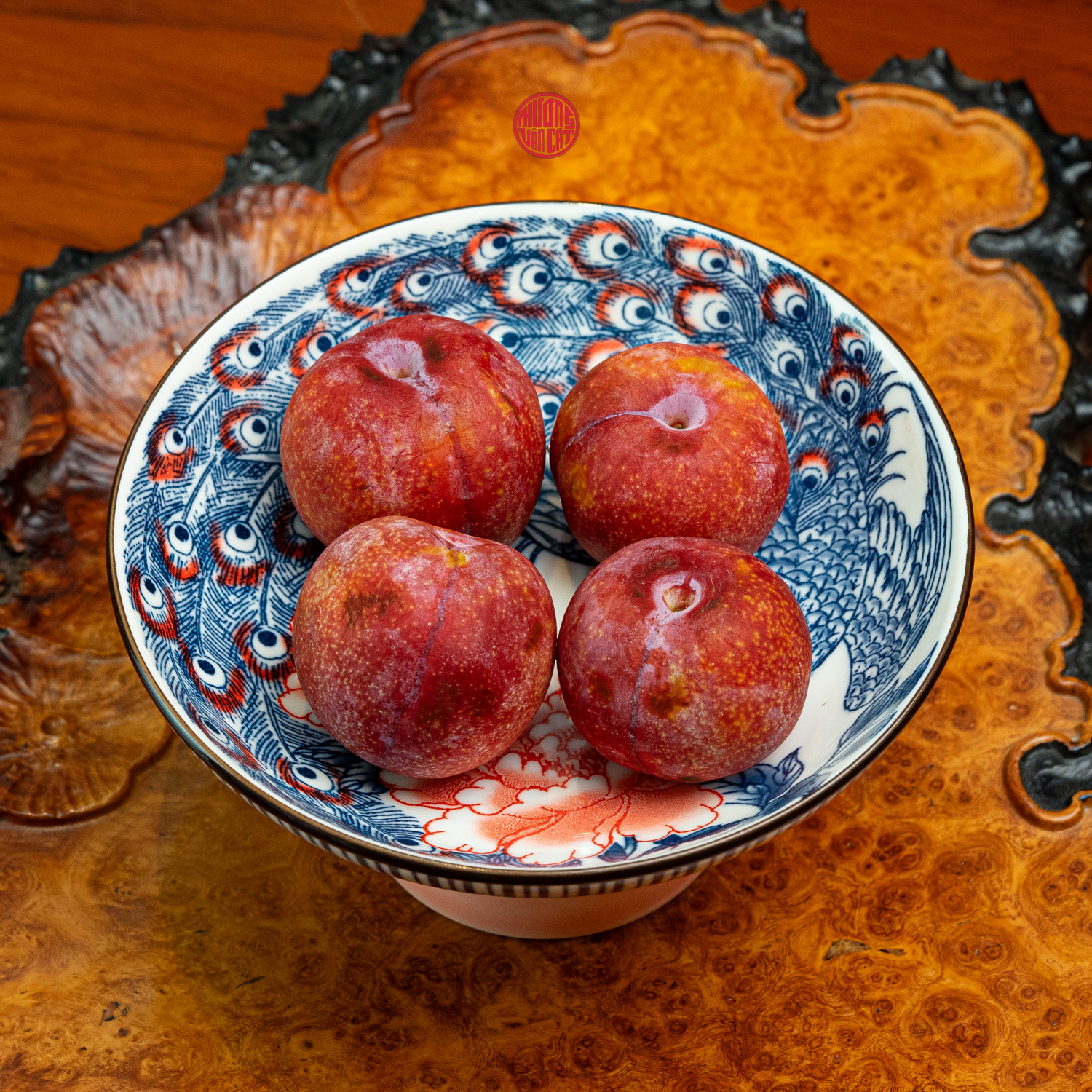 CHÉN SỨ VẼ TAY ĐỰNG HOA QUẢ (Chim Công)
