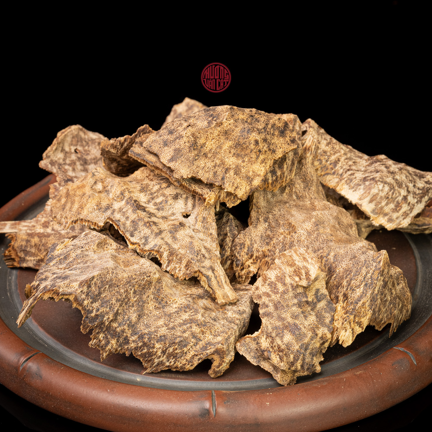 Vụn trầm kiến cao cấp ( giá 50 gram )