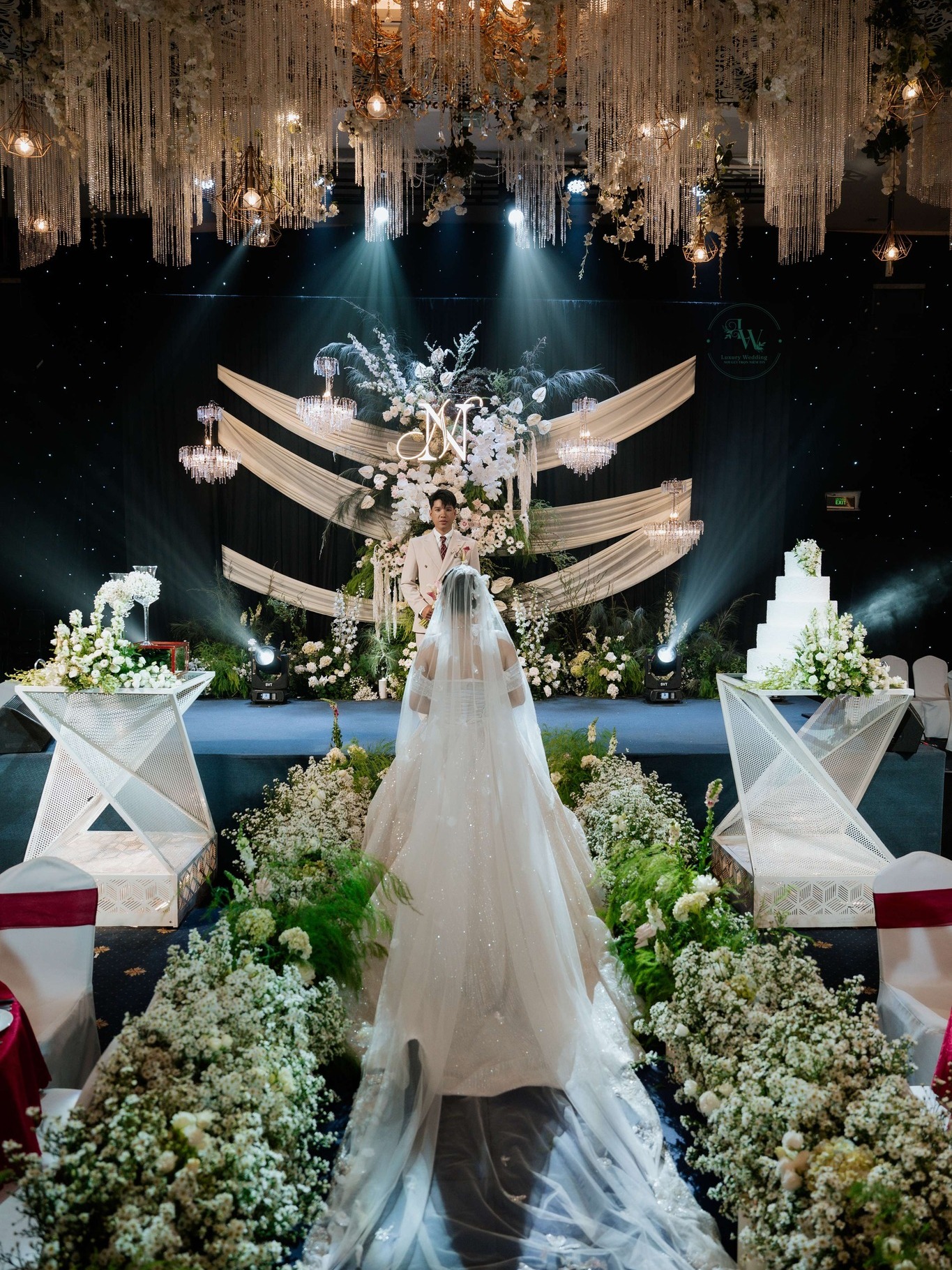 TIỆC CƯỚI LÃNG MÃN