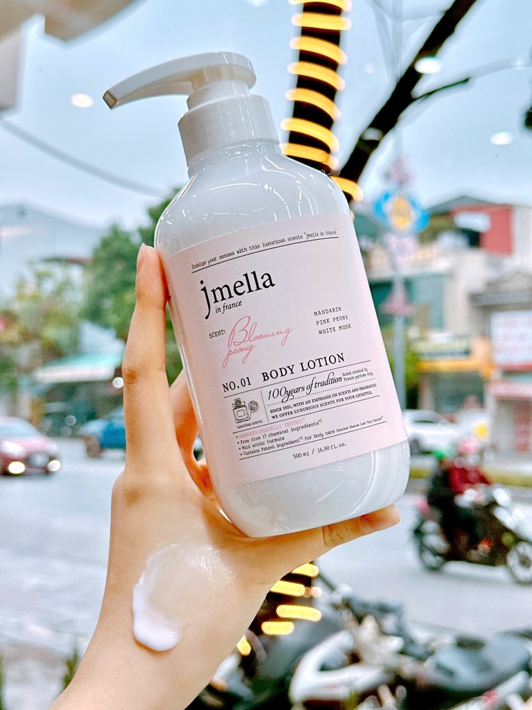 SỮA DƯỠNG THỂ HƯƠNG NƯỚC HOA NGÀY VÀ ĐÊM JMELLA