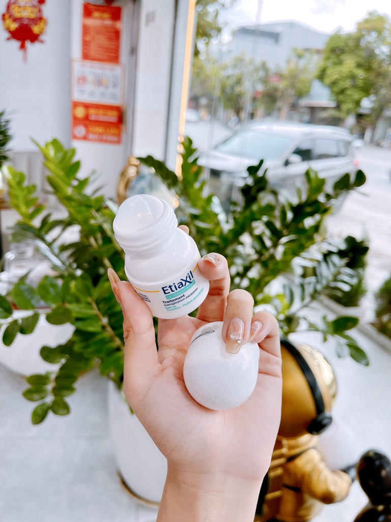 Lăn khử mùi và ngăn mùi mồ hôi dành cho da nhạy cảm 15ml. Hiệu Etiaxil (Detranspirant sensitive peaux sensibles roll-on)