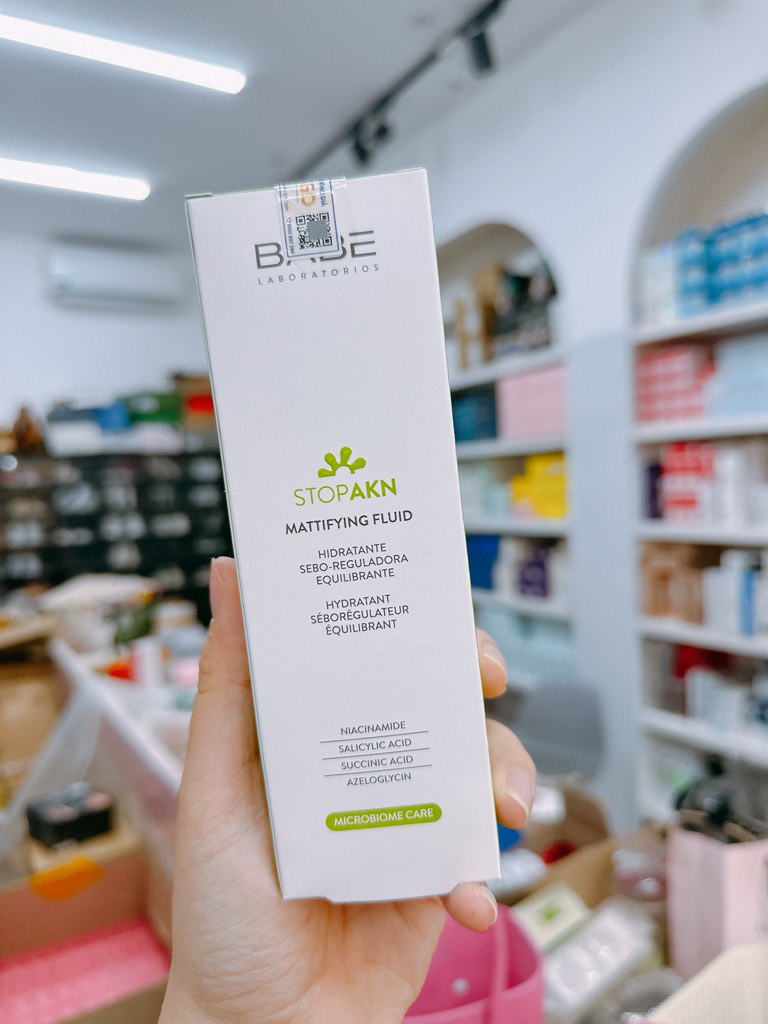 KEM DƯỠNG GIÚP LÀM GIẢM MỤN VÀ CÂN BẰNG LƯỢNG DẦU TRÊN DA LABORATORIOS BABE - STOP AKN MATTIFYING FLUID ( MỚI )