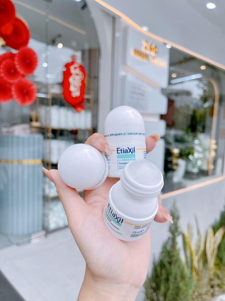 Lăn khử mùi và ngăn mùi mồ hôi dành cho da nhạy cảm 15ml. Hiệu Etiaxil (Detranspirant sensitive peaux sensibles roll-on)