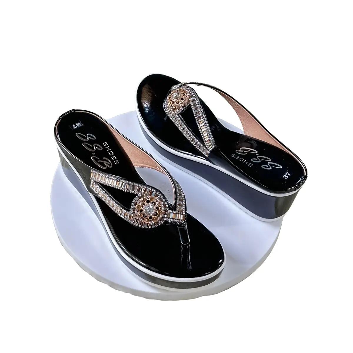 Dép nữ trung niên đế xuồng quai kẹp vế dài đính đá lấp lánh, đế xuồng đúc cao 6cm êm chân-T22