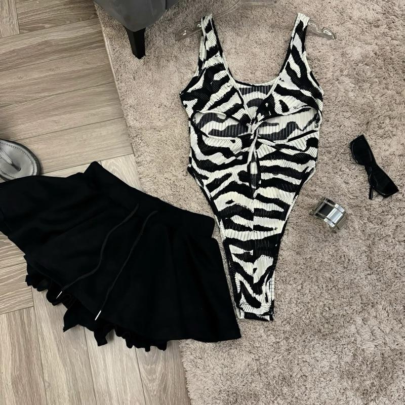 Sét đồ nữ hotrend áo bodysuit vằn ngựa khoét lỗ mix chân váy xòe