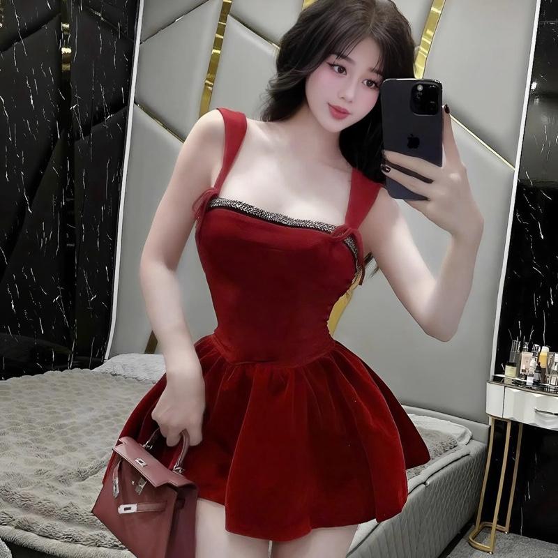 Đầm Nhung 2S Cổ Vuông Dáng Ngắn Xoè Đính Dây Đá Lấp Lánh Chất Liệu Nhung Sang Trọng Phù Hợp Mùa Giáng Sinh
