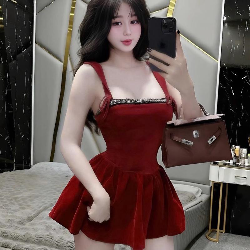 Đầm Nhung 2S Cổ Vuông Dáng Ngắn Xoè Đính Dây Đá Lấp Lánh Chất Liệu Nhung Sang Trọng Phù Hợp Mùa Giáng Sinh
