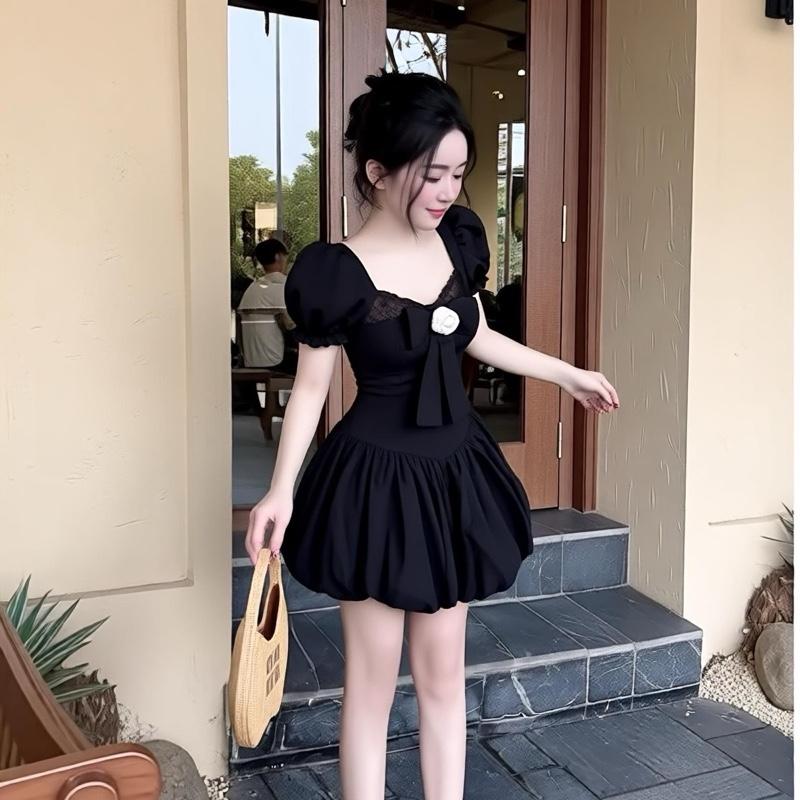 Đầm nữ tay phồng cổ vuông phối ren trang trí hoa trà kèm quần bảo hộ phù hợp cho mọi dịp