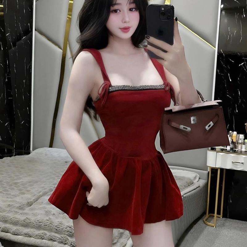 Đầm Nhung 2S Cổ Vuông Dáng Ngắn Xoè Đính Dây Đá Lấp Lánh Chất Liệu Nhung Sang Trọng Phù Hợp Mùa Giáng Sinh