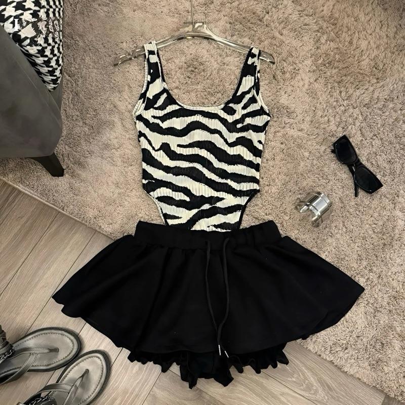 Sét đồ nữ hotrend áo bodysuit vằn ngựa khoét lỗ mix chân váy xòe
