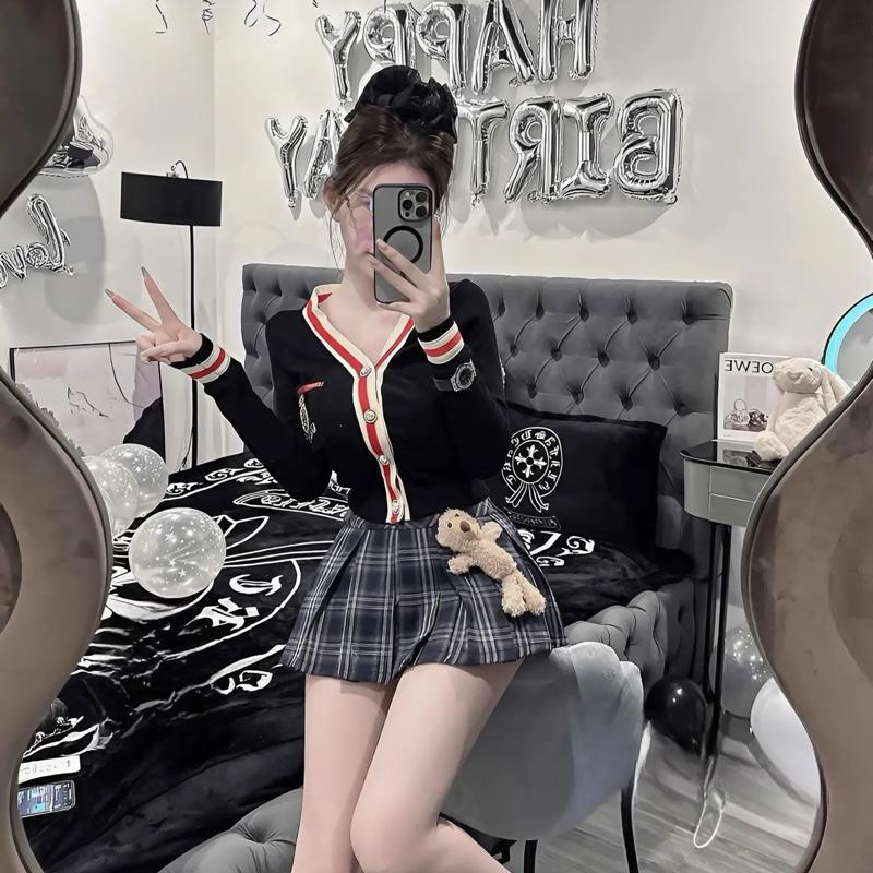 Sét đồ nữ váy caro xếp li áo thun tăm tay dài phối sọc kèm gấu