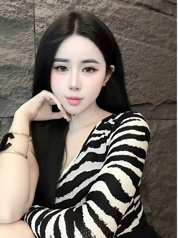 Sét đồ nữ hotrend áo thun lỗ thoáng sọc vằn kiểu dáng lệch vai quần short thun poly chất liệu co giãn thoải mái cho mọi