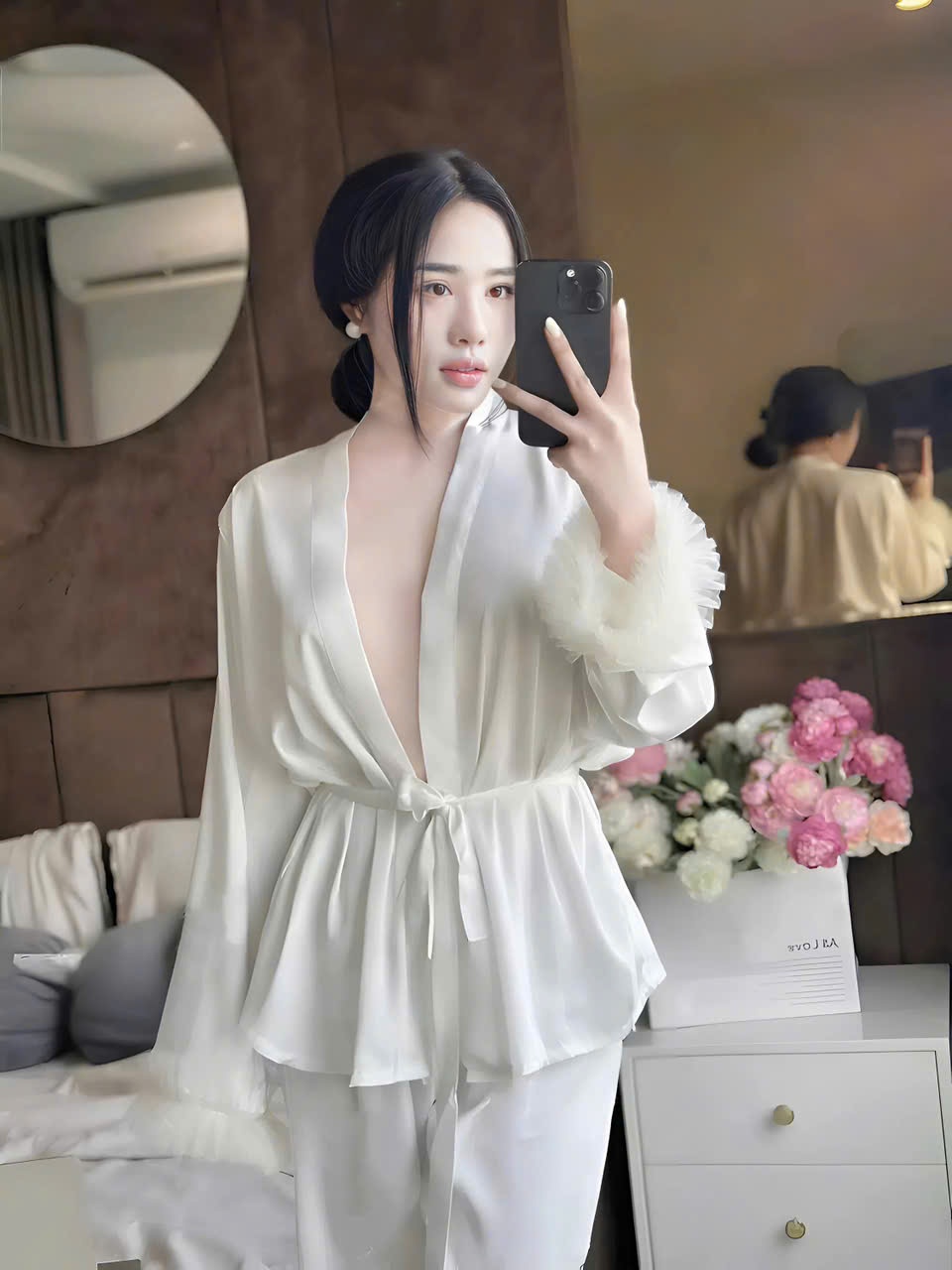 Sét bộ ngủ nữ vạt chéo tay dài bèo chất liệu satin mềm mại sang chảnh quyến rũ
