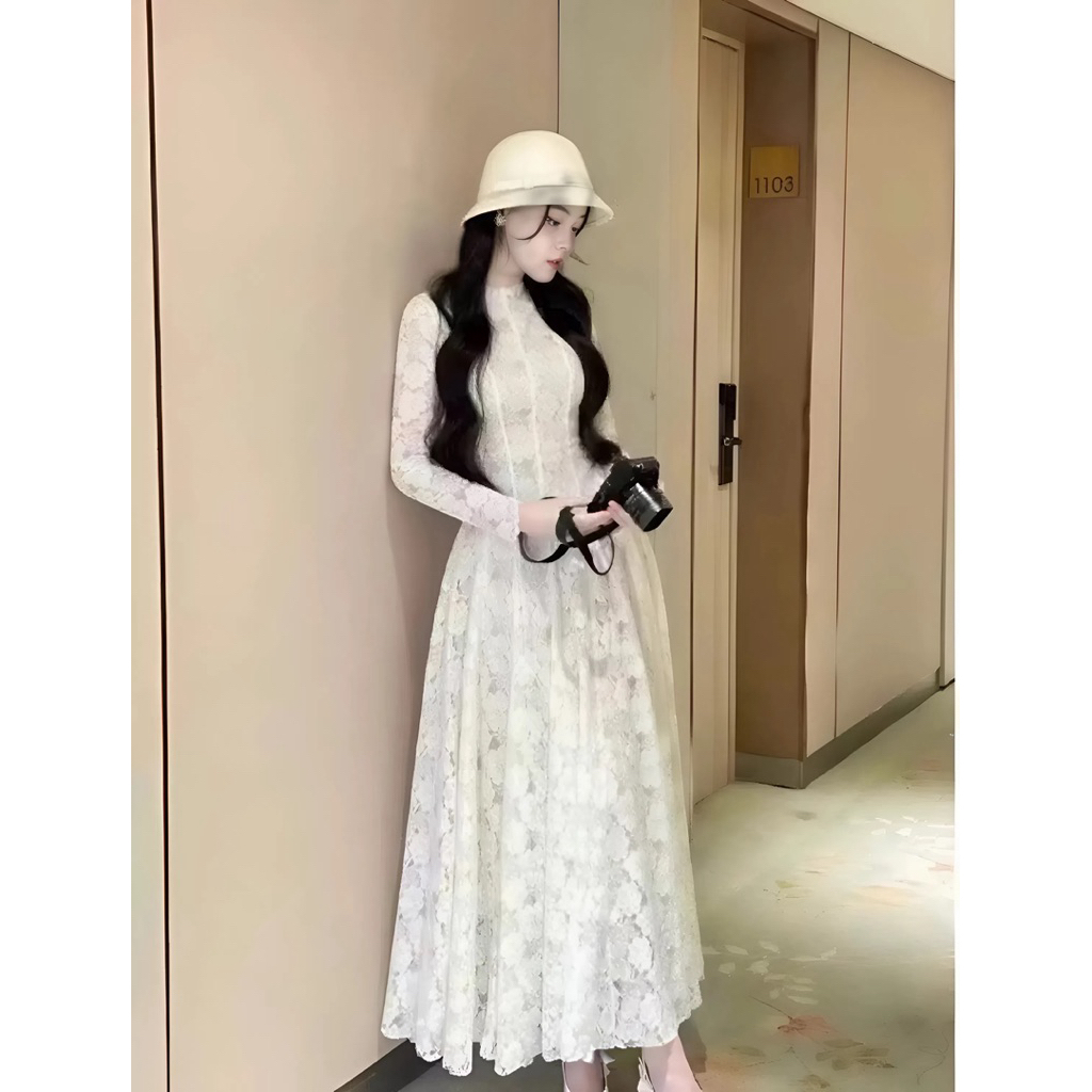 Đầm Dài Trắng kem Sang Trọng Với Chi Tiết Ren Tinh Xảo Phù Hợp Cho Mọi Sự Kiện Sang Trọng