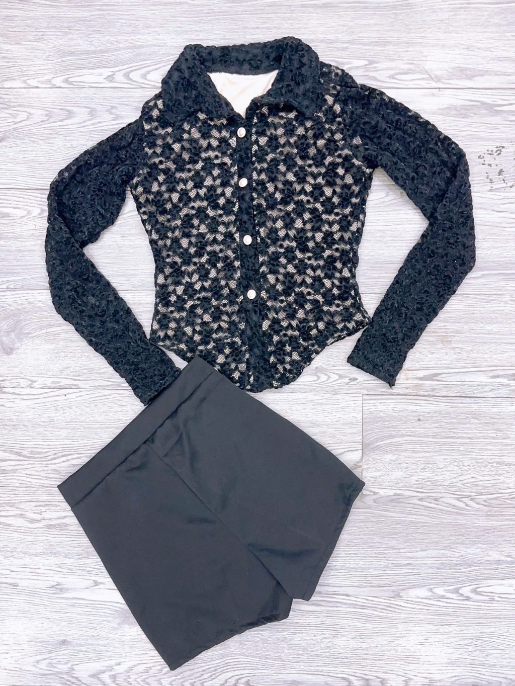 Sét đồ nữ áo ren sơ mi tay dài có lót mix quần short thun poly