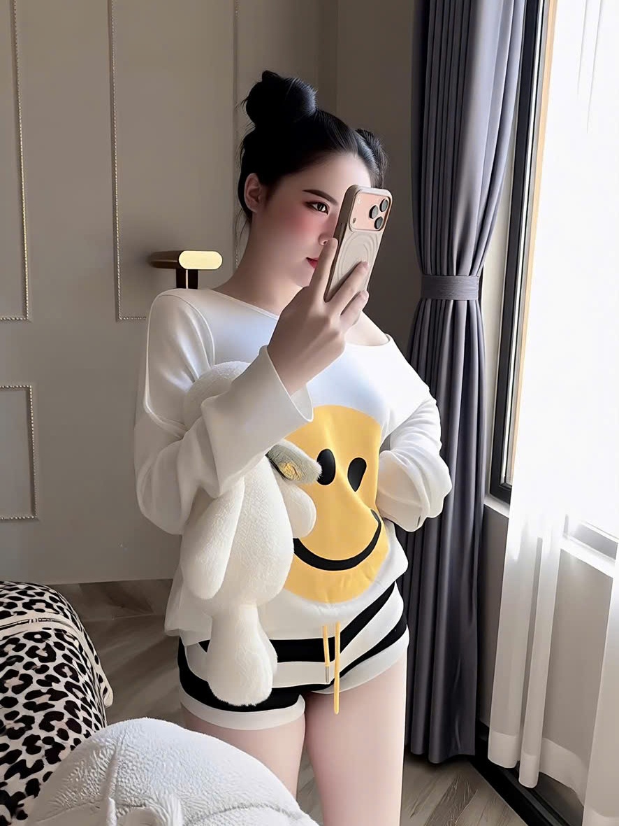 Sét đồ nữ hotrend áo thun cotton mặt cười tay dài lêch vai mix quần short sọc thời trang hiện đại