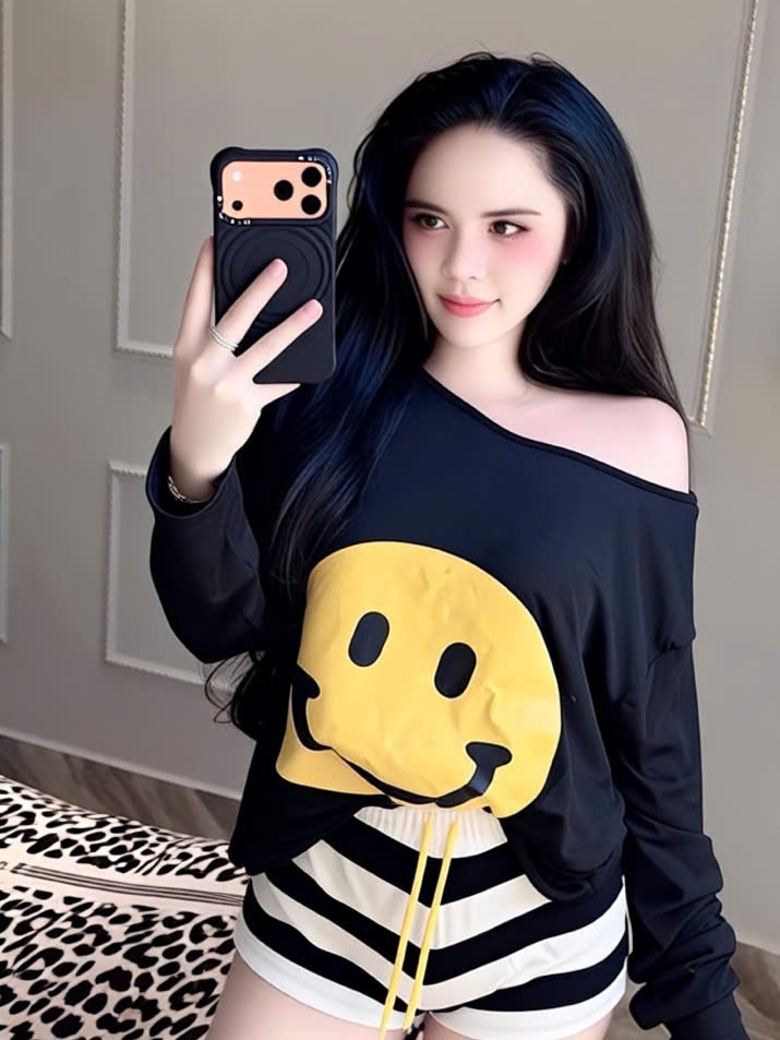 Sét đồ nữ hotrend áo thun cotton mặt cười tay dài lêch vai mix quần short sọc thời trang hiện đại