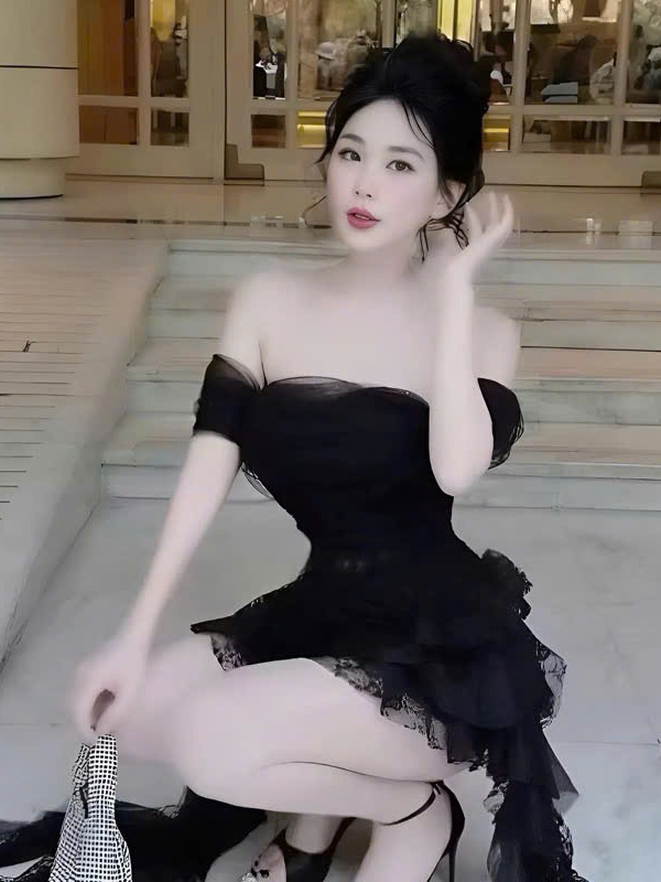 Đầm nữ dự tiệc trễ vai là một sản phẩm thời trang đầy quyến rũ và gợi cảm. Với thiết kế trễ vai, sản phẩm giúp tôn lên v