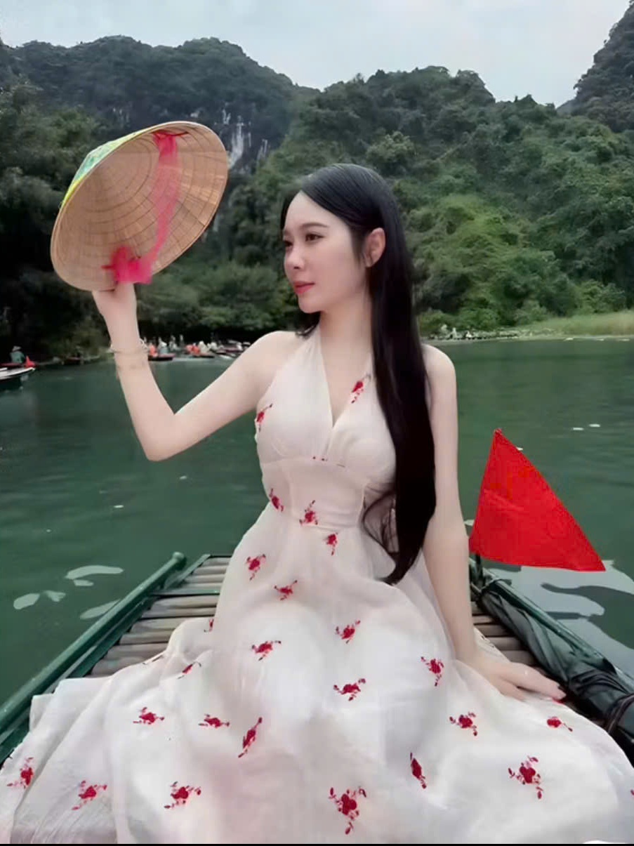 Đầm maxi đi biển thiết kế cổ yếm dài dáng xòe, đầm dạo phốt chất tơ hoa