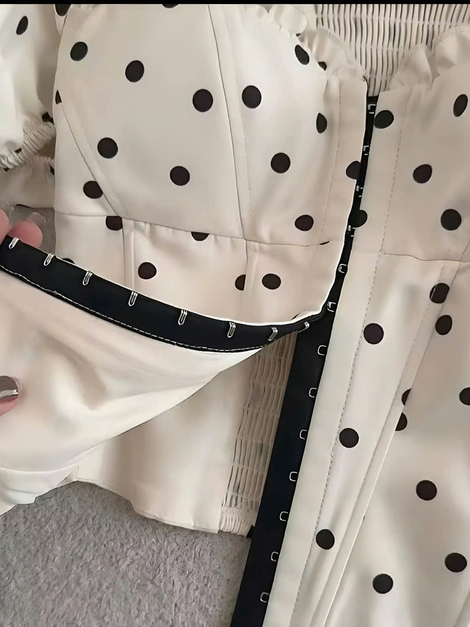 Sét đồ nữ hotrend áo corset trễ vai chấm bi quần ôm bèo lai dây rút - Áo Corset Trễ Vai Chấm Bi Quần Ôm Bèo Lai Dây Rút