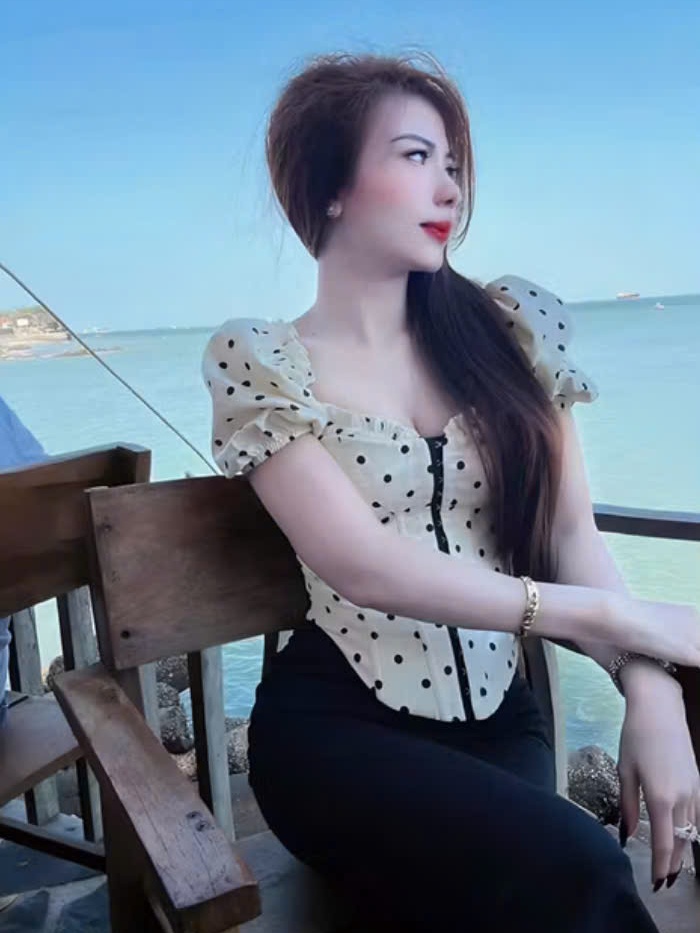 Sét đồ nữ hotrend áo corset trễ vai chấm bi quần ôm bèo lai dây rút - Áo Corset Trễ Vai Chấm Bi Quần Ôm Bèo Lai Dây Rút