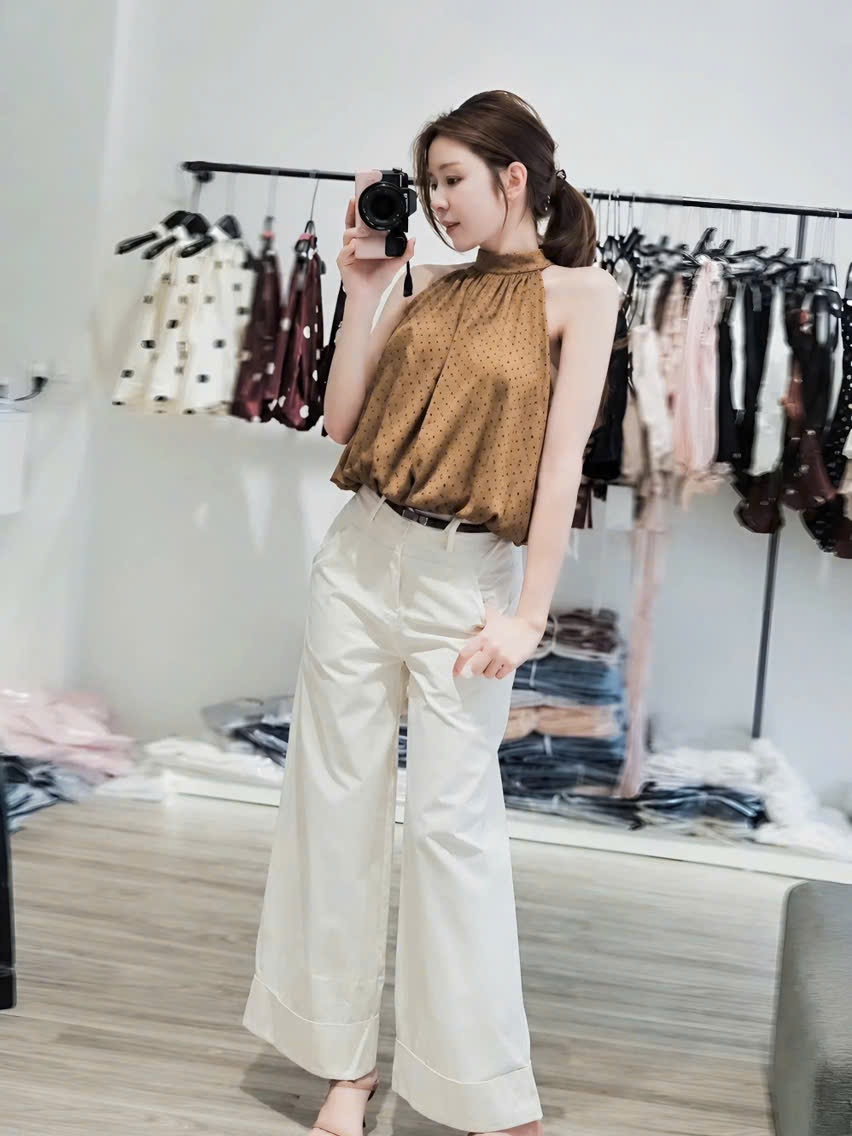 Áo Yếm Lụa Satin Cổ Yếm Dáng Bí Chấm Bi Có Nút Ngọc Gài Sau Lưng Phong Cách Hiện Đại