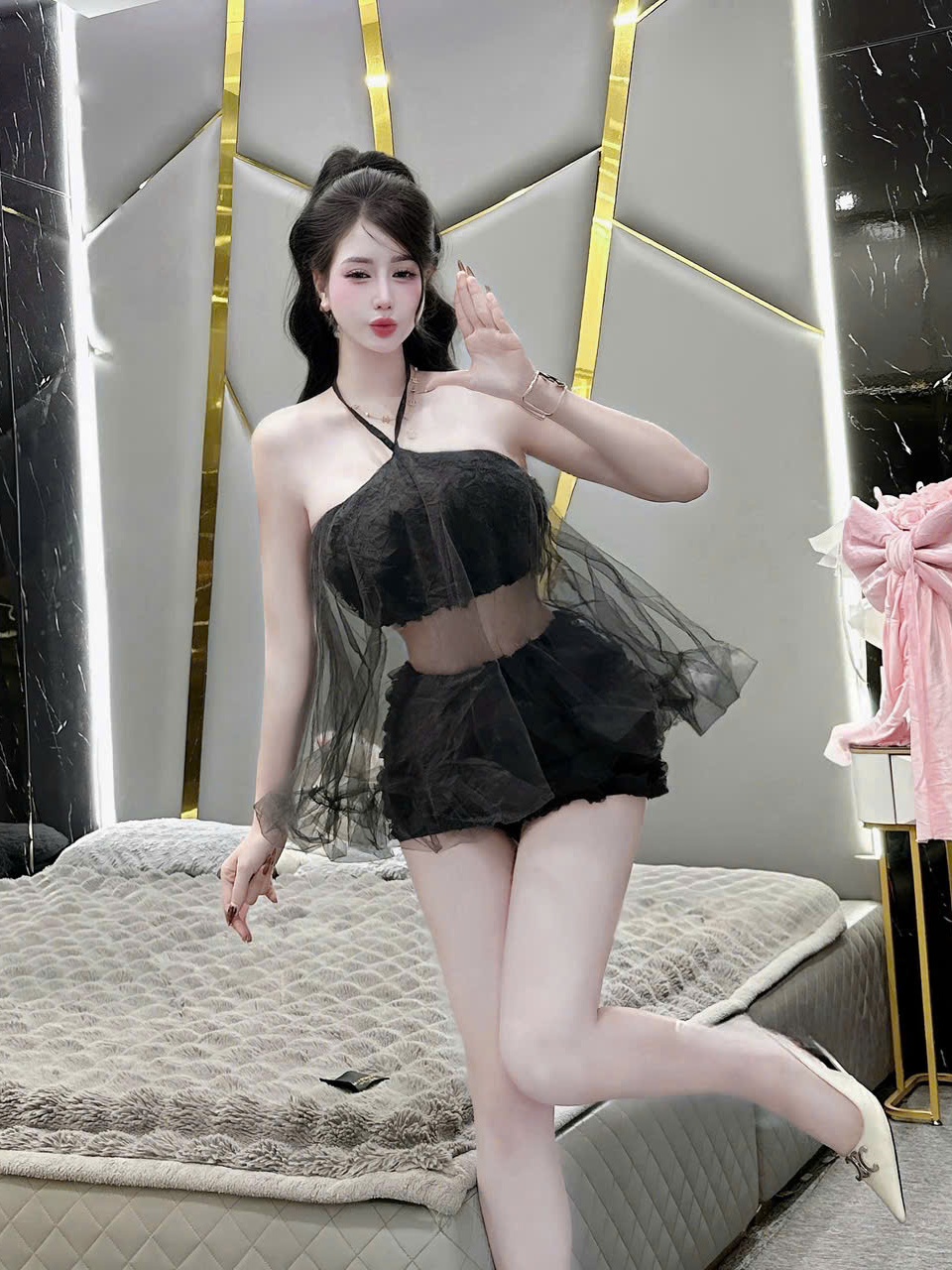 Sét đồ nữ hotrend áo yếm ren hoa hồng phối lưới mix quần short thời trang hiện đại