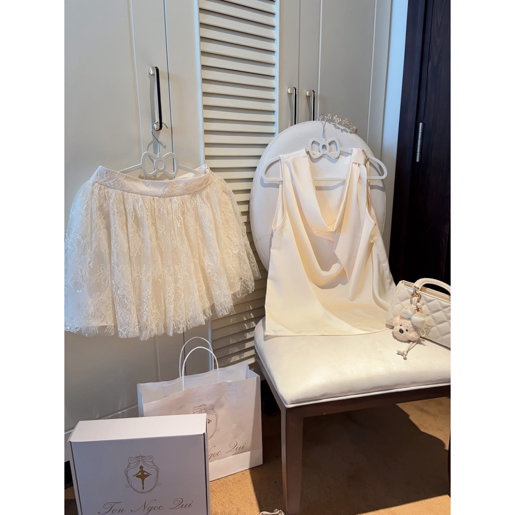 Set áo lụa sát nách kèm chân váy ren, set áo kiểu kèm chân váy ngắn xếp ly xòe bồng tiểu thư Hum Fashion