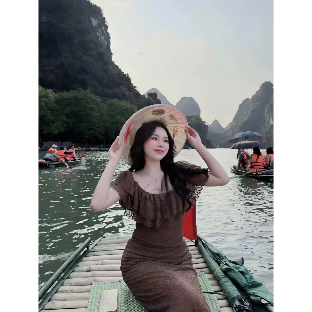 Váy ren nâu trễ vai dáng dài, váy trễ vai ôm body đi du lịch đi chơi Hum Fashion