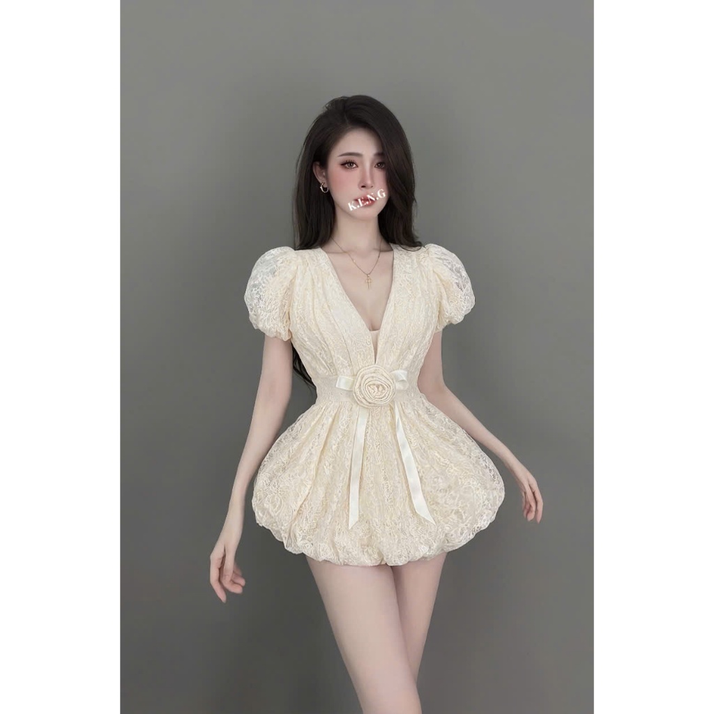 Đầm hoa cổ V thắt hoa eo dáng bồng hottrend, váy cổ V sâu phối ren hoa nổi đính bông eo sang chảnh Hum Fashion