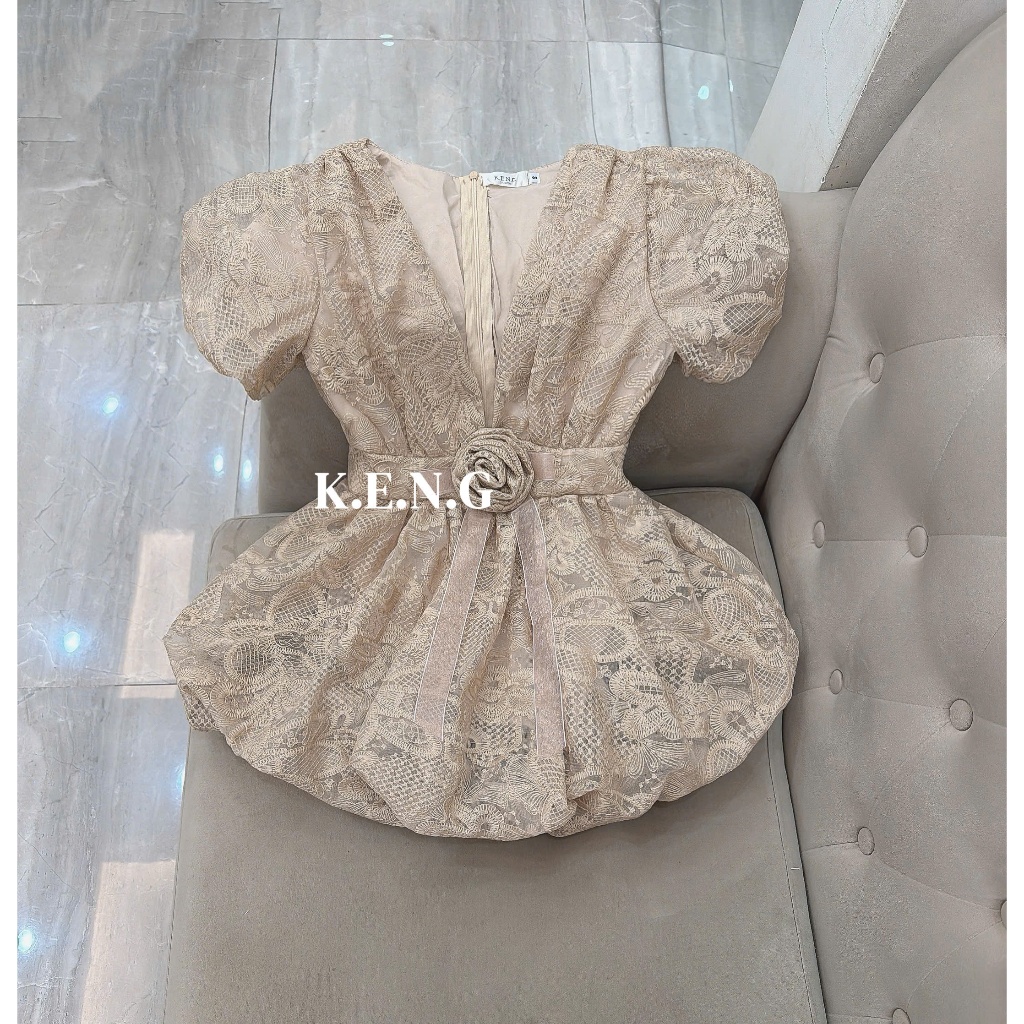 Đầm hoa cổ V thắt hoa eo dáng bồng hottrend, váy cổ V sâu phối ren hoa nổi đính bông eo sang chảnh Hum Fashion