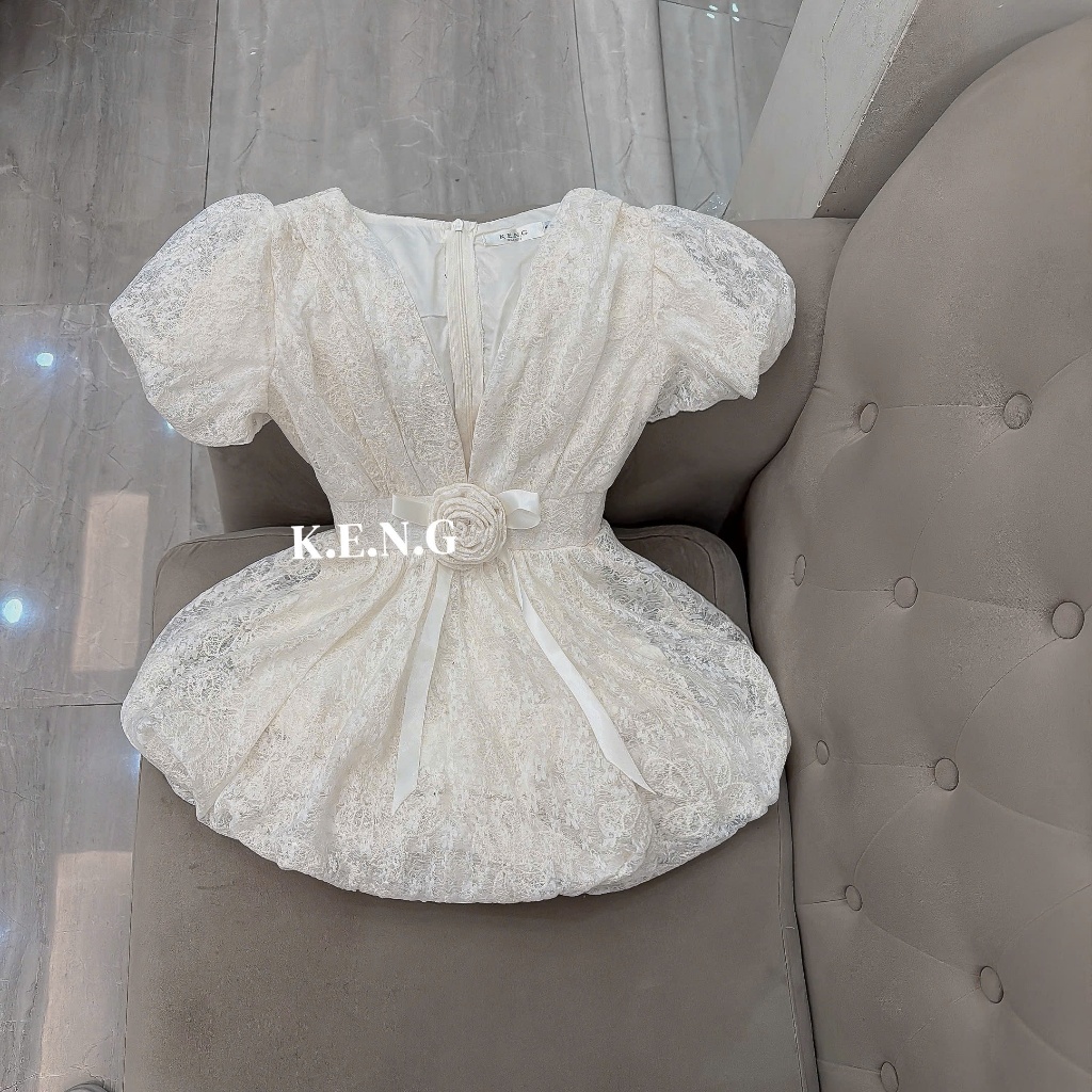 Đầm hoa cổ V thắt hoa eo dáng bồng hottrend, váy cổ V sâu phối ren hoa nổi đính bông eo sang chảnh Hum Fashion