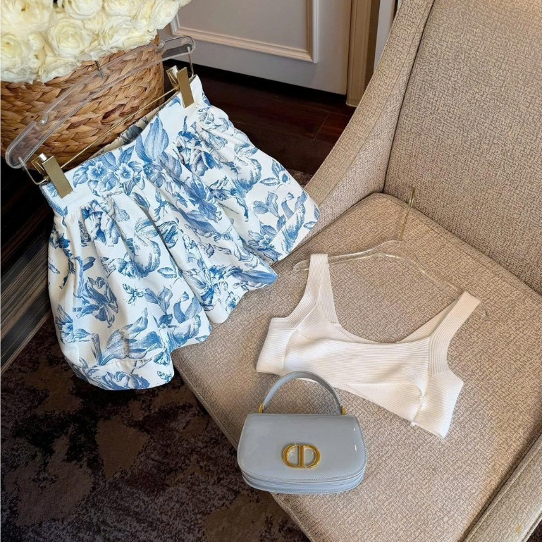Set áo croptop 2 dây cúp ngực màu trắng phối chân váy xòe hoa loang xanh dương tiểu thư Hum Fashion