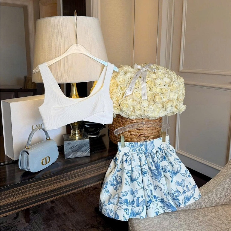 Set áo croptop 2 dây cúp ngực màu trắng phối chân váy xòe hoa loang xanh dương tiểu thư Hum Fashion