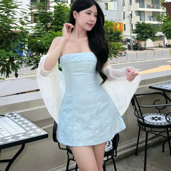 Váy cúp ngực thêu hoa màu xanh tiffany phối áo khoác tơ nhẹ nhàng xinh xắn đi chơi dạo phố Mochi Trend