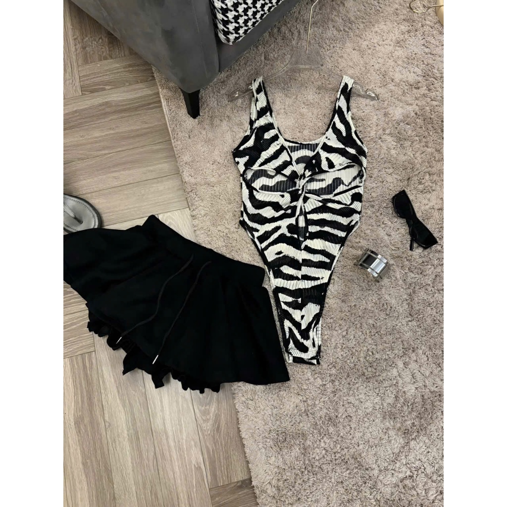 Sét đồ nữ hotrend áo bodysuit vằn ngựa khoét lỗ mix chân váy xòe chất liệu thun mềm mại và mango phong cách hiện đại