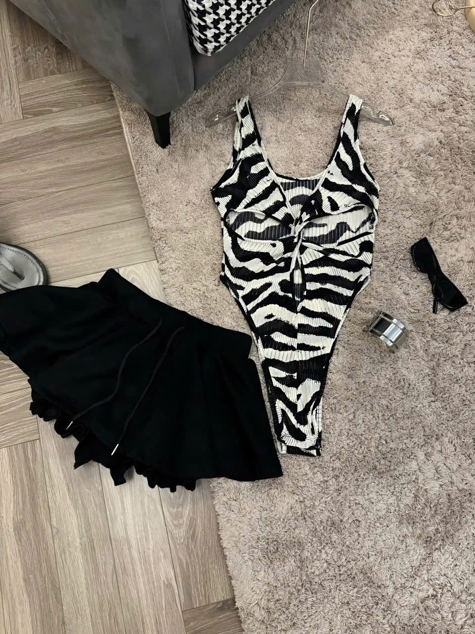 Sét đồ nữ hotrend áo bodysuit vằn ngựa khoét lỗ mix chân váy xòe chất liệu thun mềm mại và mango phong cách hiện đại