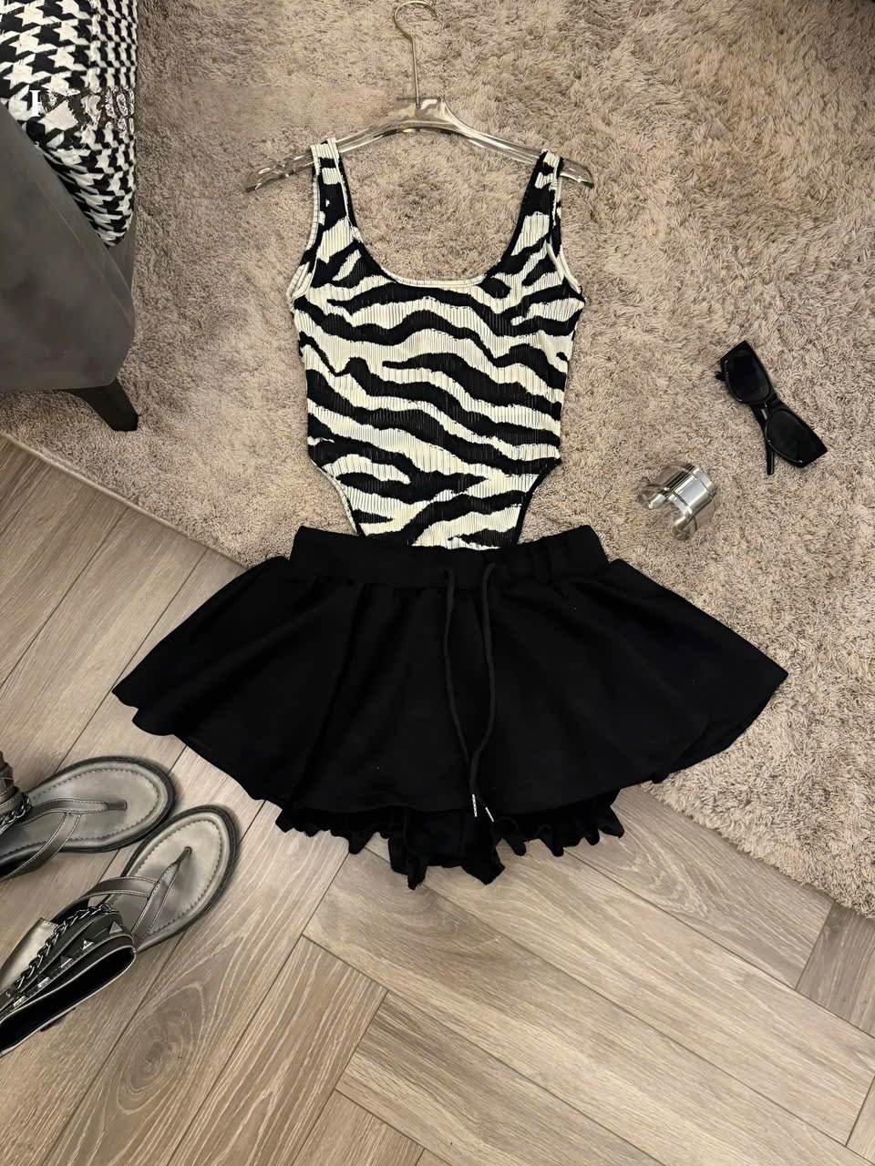 Sét đồ nữ hotrend áo bodysuit vằn ngựa khoét lỗ mix chân váy xòe chất liệu thun mềm mại và mango phong cách hiện đại