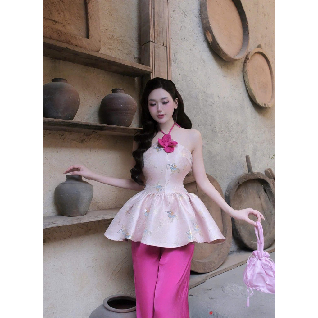 Set Yếm gấm đính hoa dáng peplum kèm quần suông lụa, áo dài Tết 2026