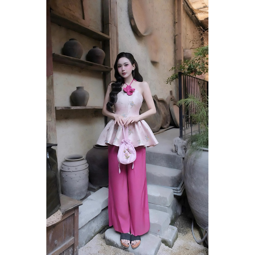 Set Yếm gấm đính hoa dáng peplum kèm quần suông lụa, áo dài Tết 2026
