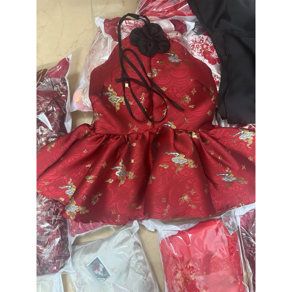 Set Yếm gấm đính hoa dáng peplum kèm quần suông lụa, áo dài Tết 2026