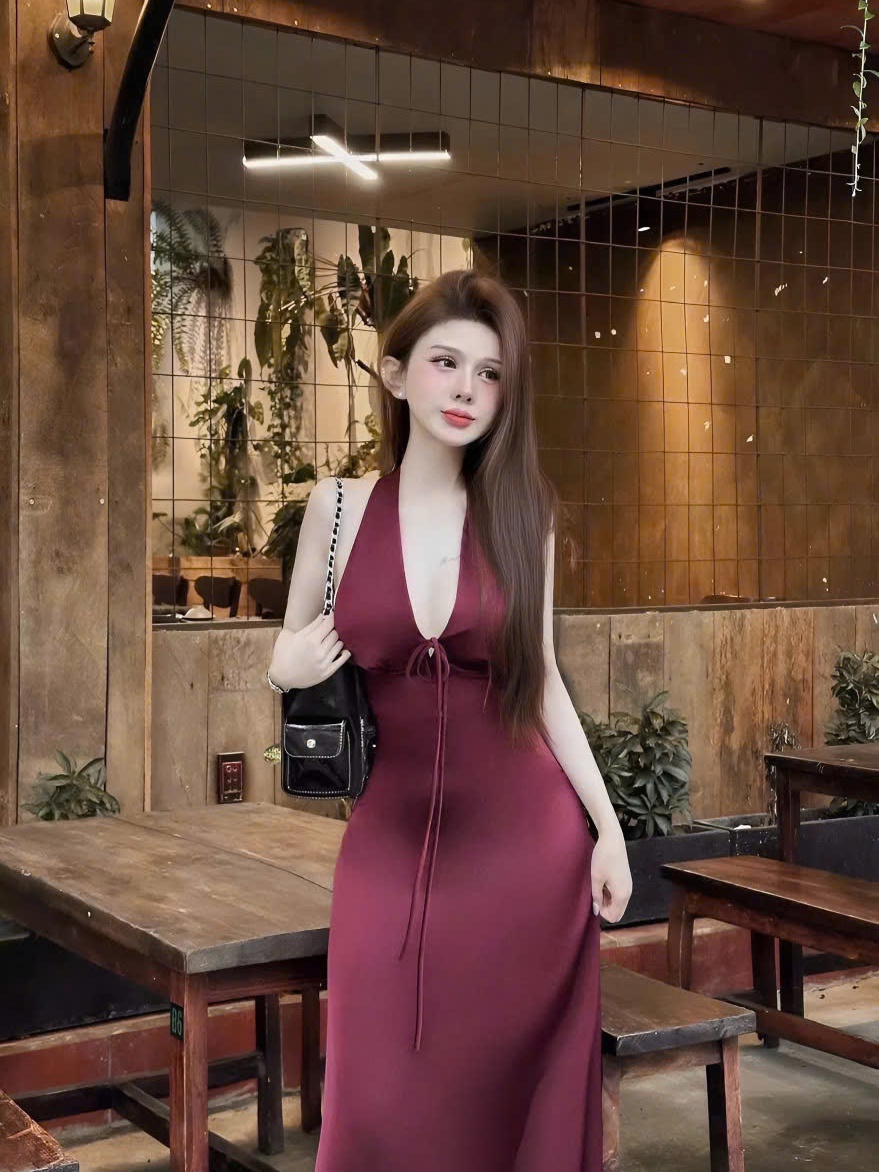 Đầm nữ dáng dài cổ yếm chất lụa tô châu mềm mại tôn dáng cho nàng thanh lịch và tự tin khi mặc