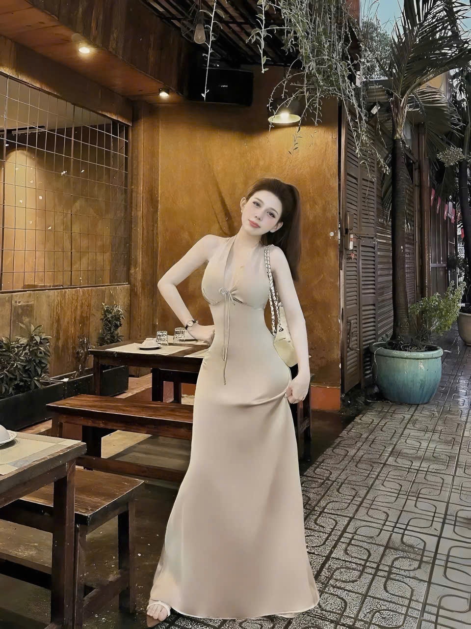 Đầm nữ dáng dài cổ yếm chất lụa tô châu mềm mại tôn dáng cho nàng thanh lịch và tự tin khi mặc