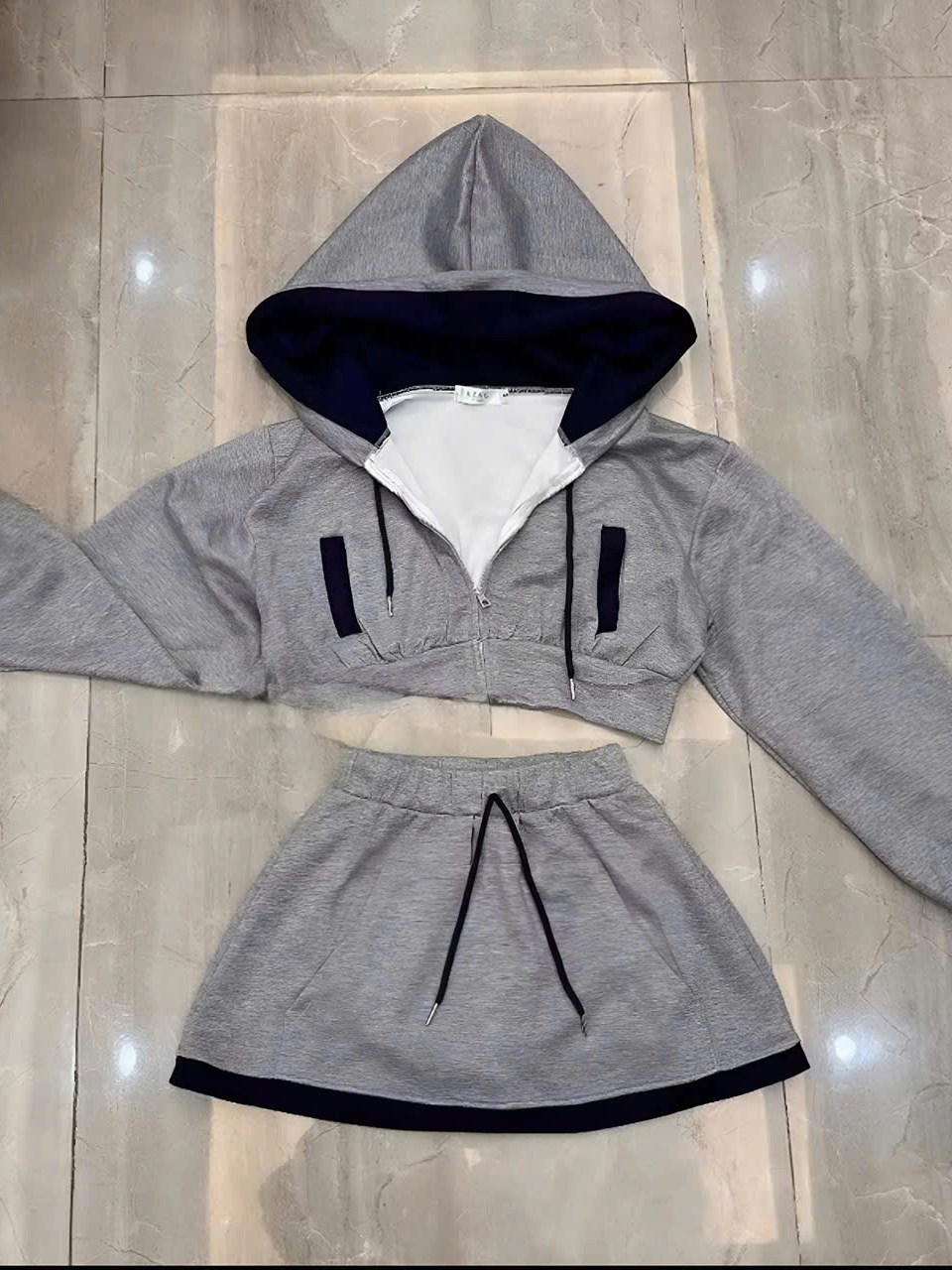 Sét bộ nĩ hoodie croptop phối viền kèm chân váy_dáng thể thao đi chơi dạo phố chất liệu da cá thoải mái và mát mẻ